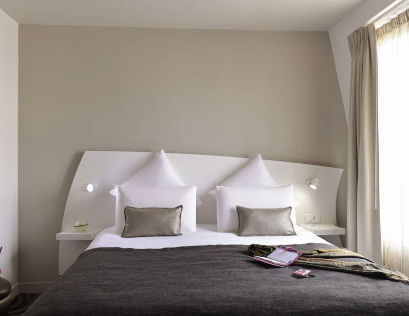 Habitación Privilege con una cama doble y otraindividual del hotel Mercure Paris Levallois Perret. Foto 1