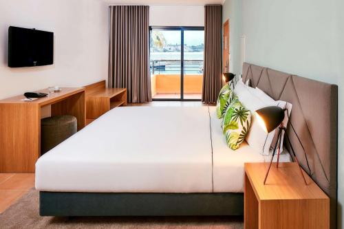 Estudio Marina Beach con cama supletoria del hotel NH Marina Portimao Resort. Foto 1