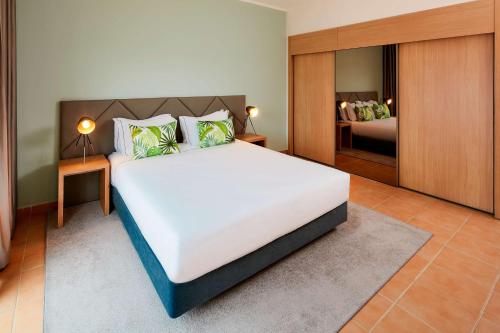 Apartamento con cama supletoria del hotel NH Marina Portimao Resort. Foto 1