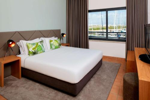 Apartamento de 1 dormitorio con terraza del hotel NH Marina Portimao Resort. Foto 4