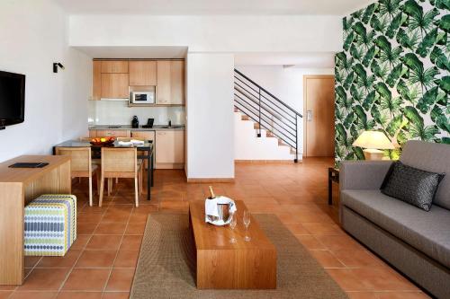 Apartamento de 1 dormitorio con terraza y cama supletoria del hotel NH Marina Portimao Resort. Foto 5