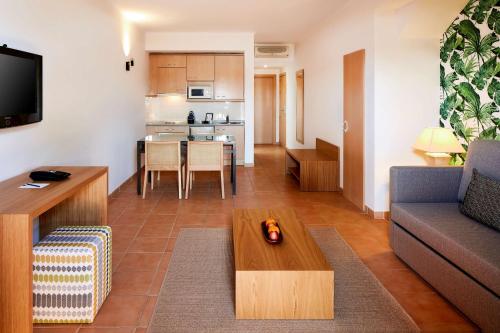Apartamento Marina Beach de 1 dormitorio con cama supletoria del hotel NH Marina Portimao Resort. Foto 2