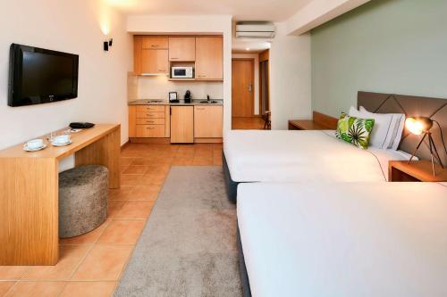 Habitaciones Familiares comunicadas del hotel NH Marina Portimao Resort. Foto 1