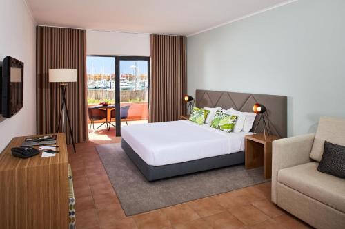 Habitación Familiar comunicada con cama supletoria del hotel NH Marina Portimao Resort. Foto 8
