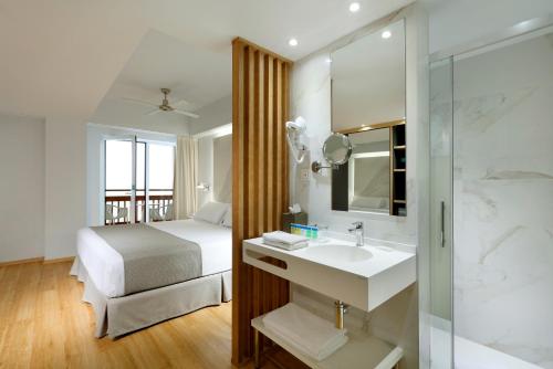 Habitación Doble con vistas frontales al mar del hotel Talayot - Adults Only. Foto 6
