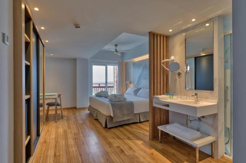 Habitación Doble con vistas frontales al mar del hotel Talayot - Adults Only. Foto 8