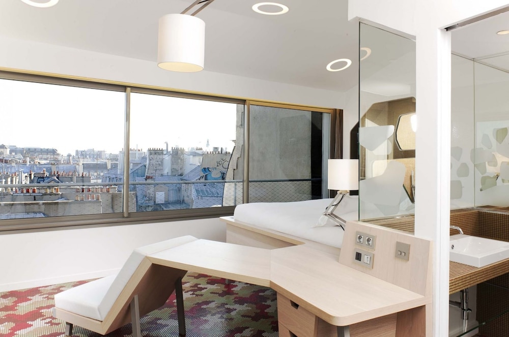 Ático, 1 cama de matrimonio grande del hotel Des Ducs Danjou. Foto 6