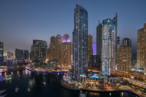 Suite Junior con cama extragrande del hotel Intercontinental Dubai Marina, An Ihg. Foto 2