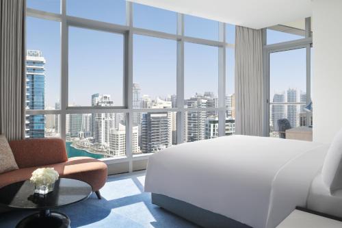 Estudio con balcón y vistas al puerto deportivo - Cama extragrande del hotel Intercontinental Dubai Marina, An Ihg