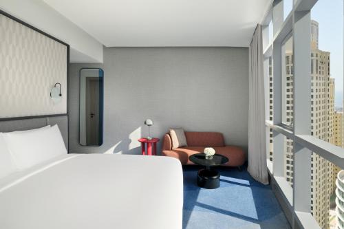 Estudio con balcón y vistas al puerto deportivo - Cama extragrande del hotel Intercontinental Dubai Marina, An Ihg. Foto 1