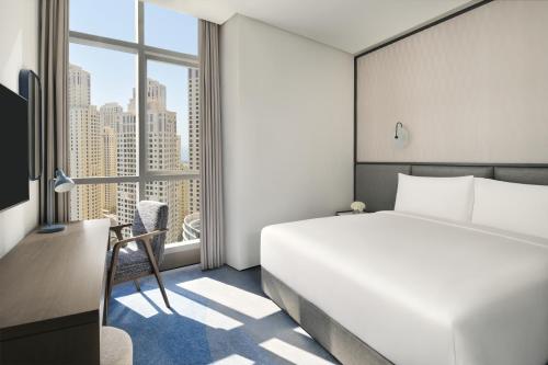 Residencia de 1 dormitorio con balcón y vistas del hotel Intercontinental Dubai Marina, An Ihg. Foto 2