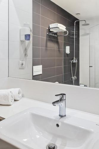 Habitación Doble - 2 camas del hotel B&B Barcelona Viladecans. Foto 6