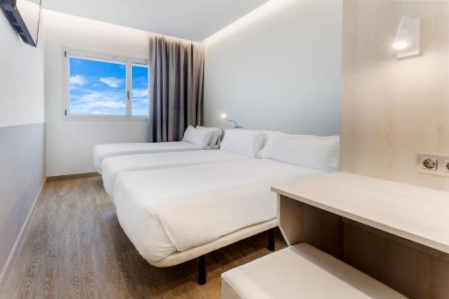 Habitación Triple del hotel B&B Barcelona Viladecans