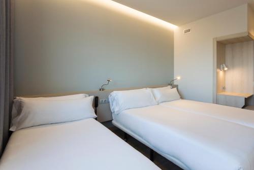 Habitación Triple del hotel B&B Barcelona Viladecans. Foto 2