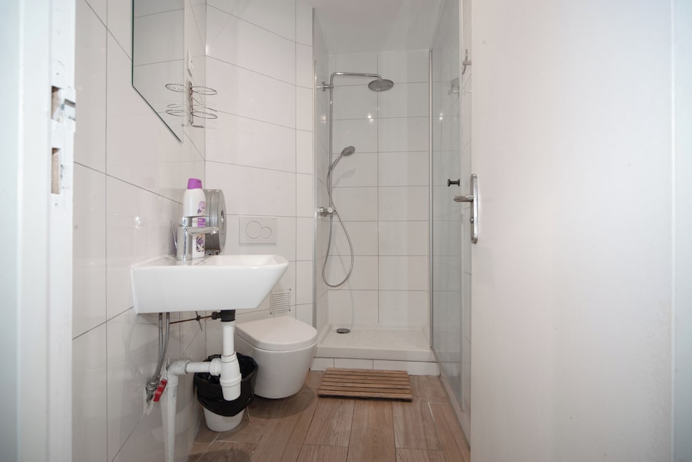 Habitación compartida Baño compartido 4 camas individuales del hotel Enjoy. Foto 7