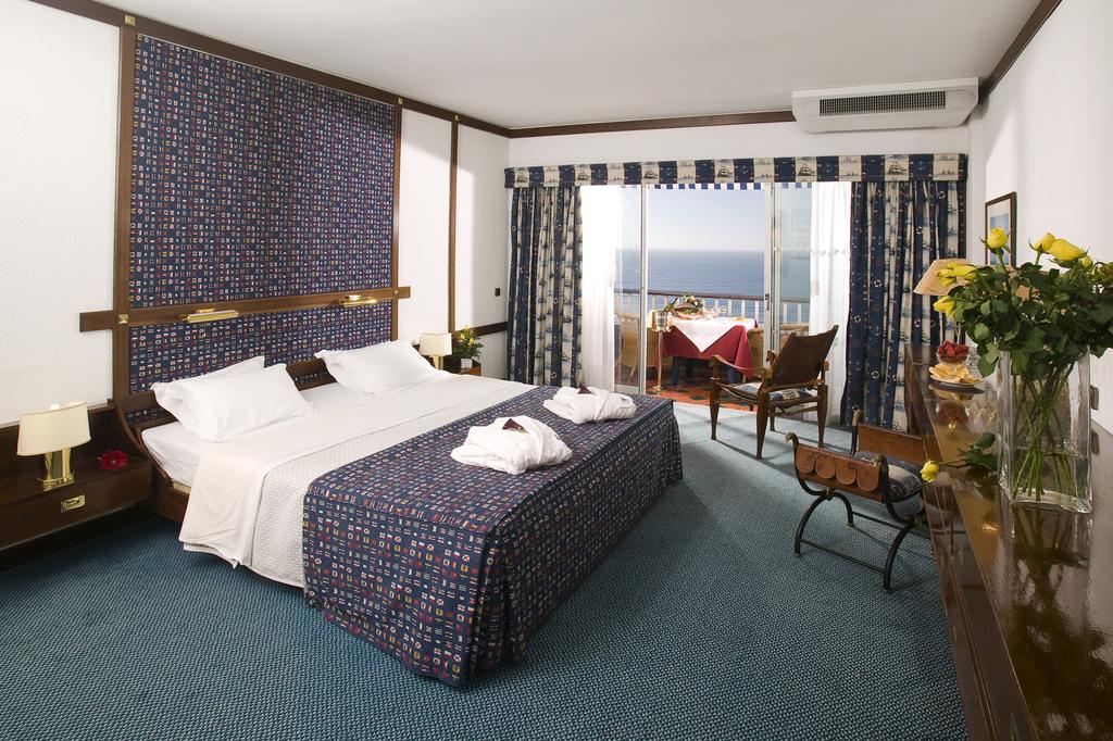 Suite con balcón y vistas al mar del hotel Algarve Casino
