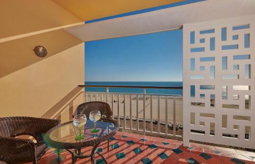 Habitación Doble Superior con balcón y vistas al mar - 2 camas del hotel Algarve Casino. Foto 6