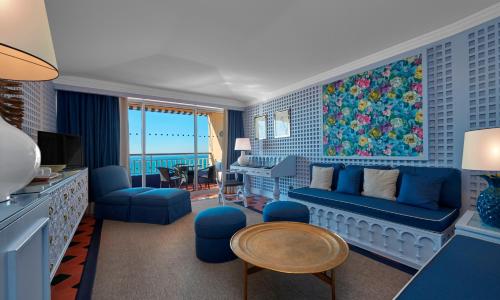 Suite con balcón y vistas al mar del hotel Algarve Casino. Foto 5