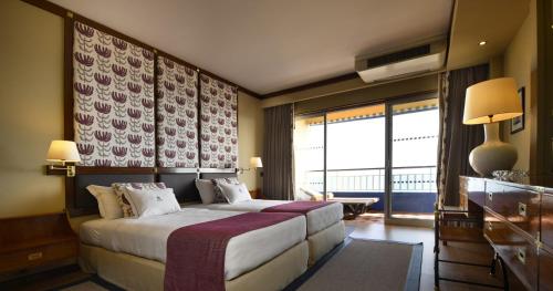 Suite con balcón y vistas al mar del hotel Algarve Casino. Foto 9