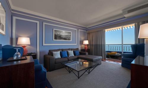 Suite con balcón y vistas al mar del hotel Algarve Casino. Foto 12