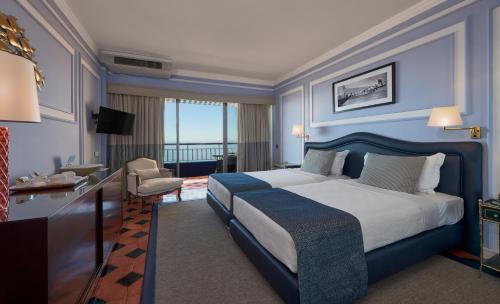 Suite con balcón y vistas al mar del hotel Algarve Casino. Foto 14