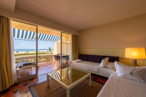 Habitación Familiar con balcón del hotel Algarve Casino. Foto 1