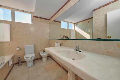 Habitación Familiar con balcón del hotel Algarve Casino. Foto 3