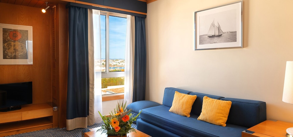 Suite, vistas a la ciudad del hotel Algarve Casino. Foto 4