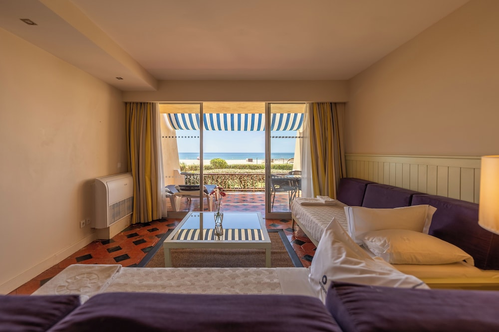 Habitación familiar, balcón, vistas al mar del hotel Algarve Casino. Foto 5