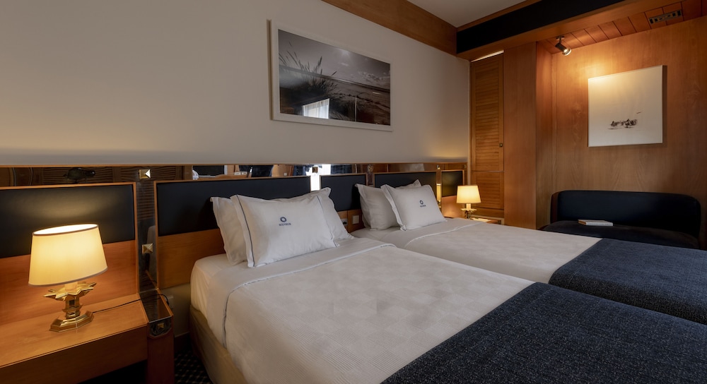 Habitación con 2 camas individuales, vistas a la ciudad del hotel Algarve Casino. Foto 3