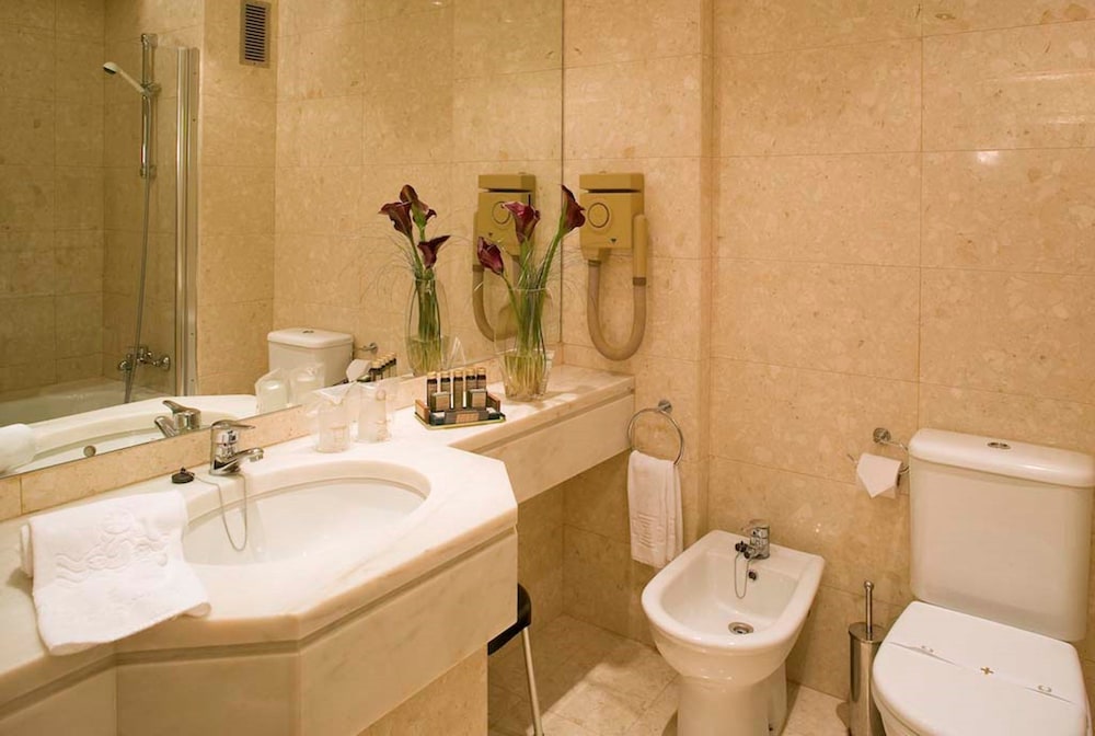 Habitación con 2 camas individuales, vistas a la ciudad del hotel Algarve Casino. Foto 6