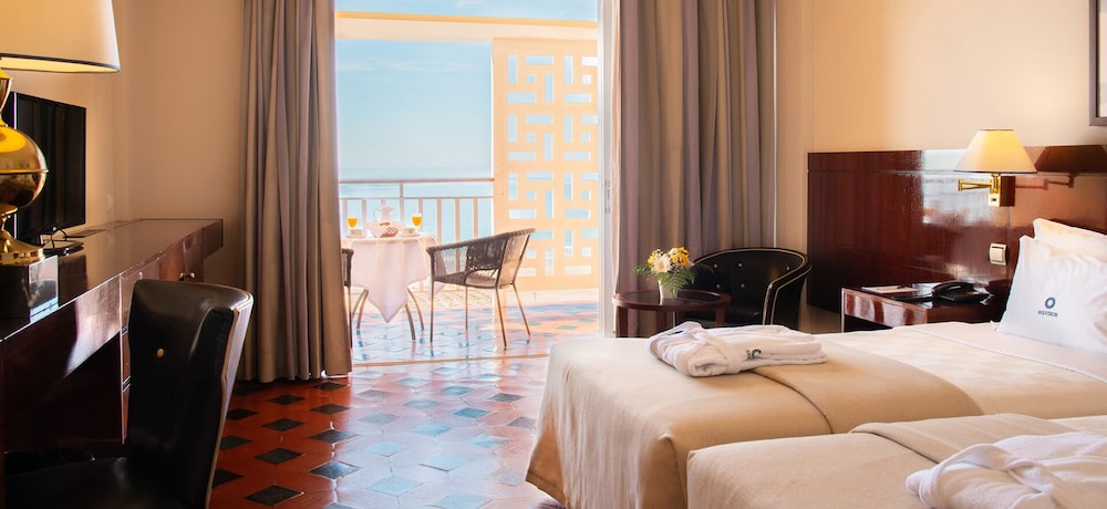 Habitación con 2 camas individuales, balcón, vistas al mar del hotel Algarve Casino. Foto 3