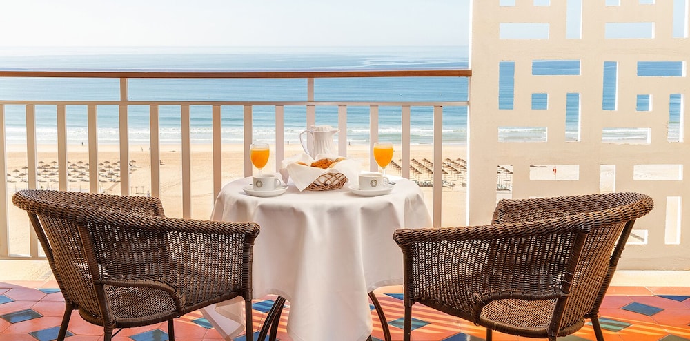 Habitación con 2 camas individuales, balcón, vistas al mar del hotel Algarve Casino. Foto 5