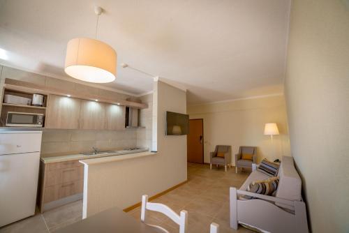 Apartamento de 1 dormitorio con vistas a la piscina del hotel Flor Da Rocha. Foto 4