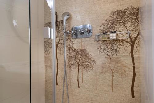 Habitación Prestige con vistas a la Torre Eiffel del hotel Du Muguet. Foto 4