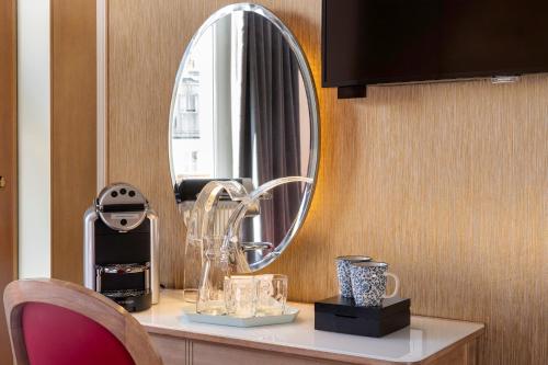 Habitación Prestige con vistas a la Torre Eiffel del hotel Du Muguet. Foto 5