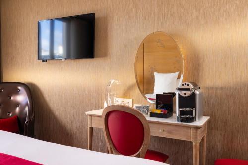 Habitación Romántica con vistas a Los Inválidos del hotel Du Muguet. Foto 2