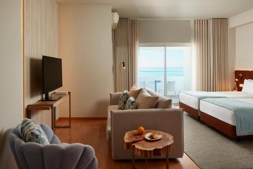Habitación Superior con vistas al mar del hotel Dom Jose Beach. Foto 1
