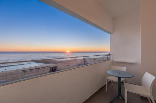 Habitación Superior con vistas al mar del hotel Dom Jose Beach. Foto 3