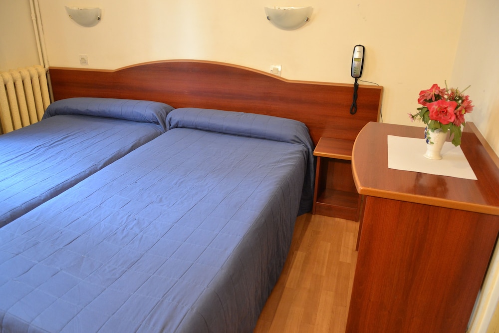 Habitación con 2 camas individuales, 2 camas individuales, baño compartido del hotel Montpellier. Foto 2