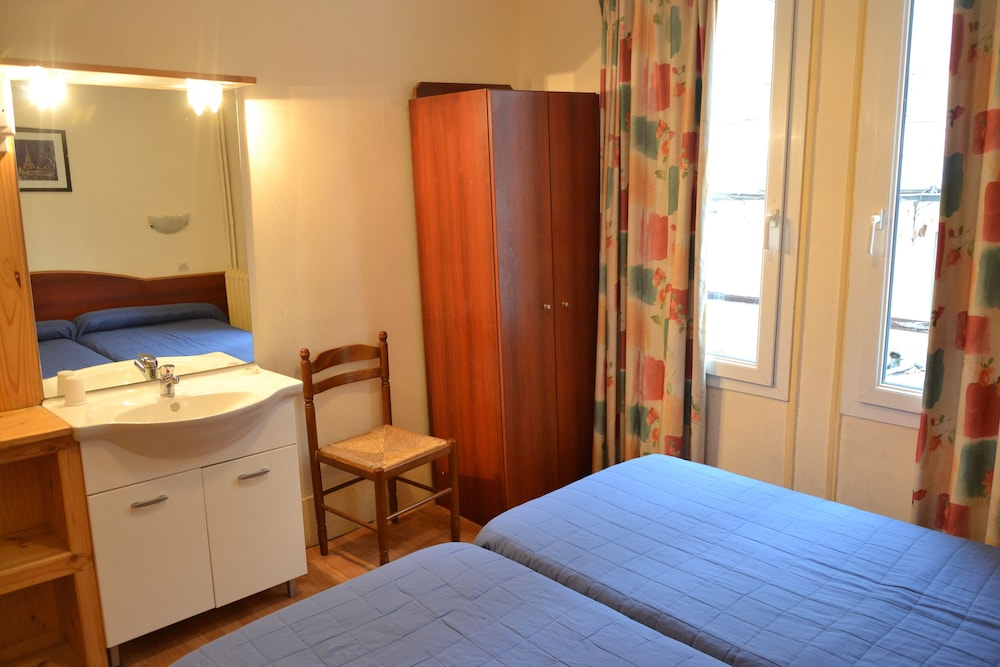 Habitación con 2 camas individuales, baño privado (shared toilets) del hotel Montpellier. Foto 2