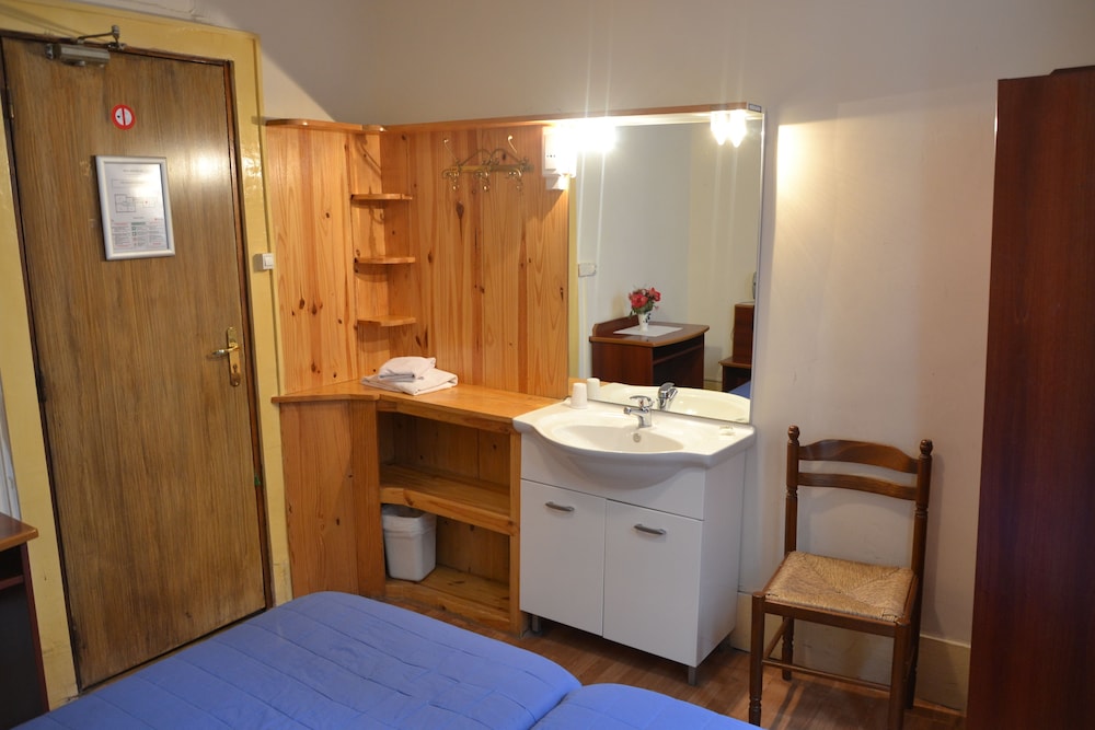 Habitación con 2 camas individuales, baño privado (shared toilets) del hotel Montpellier. Foto 3
