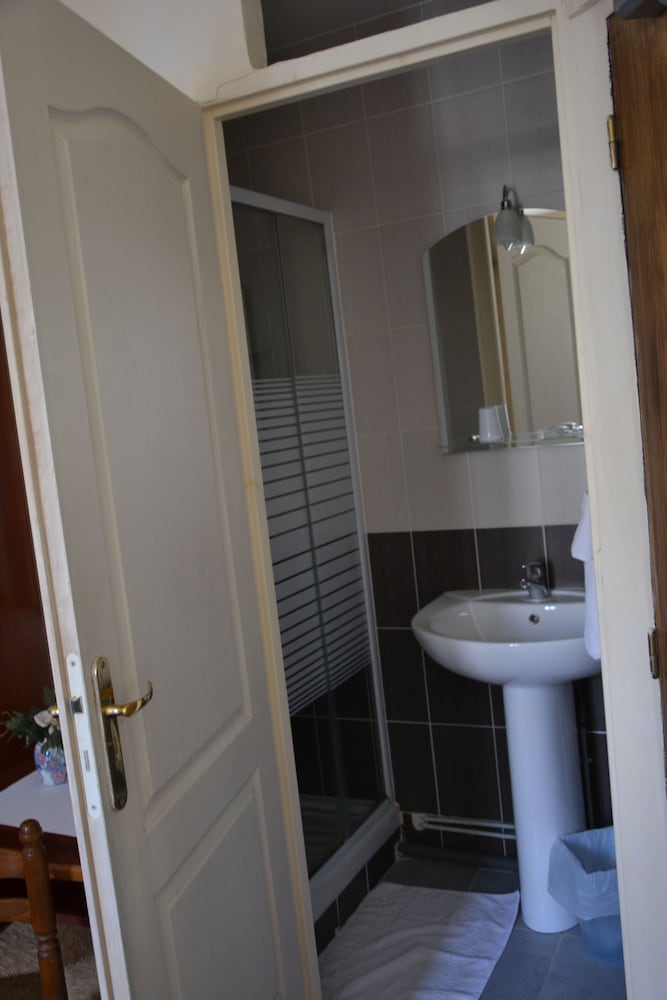 Habitación con 2 camas individuales, baño privado (shared toilets) del hotel Montpellier. Foto 4