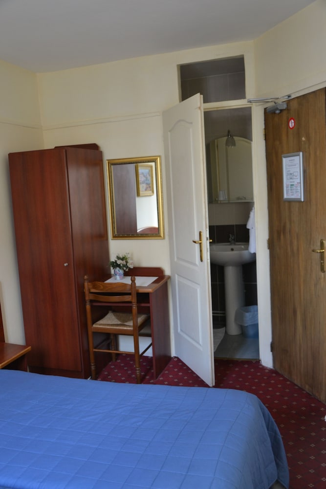 Habitación con 2 camas individuales, baño privado (shared toilets) del hotel Montpellier. Foto 5