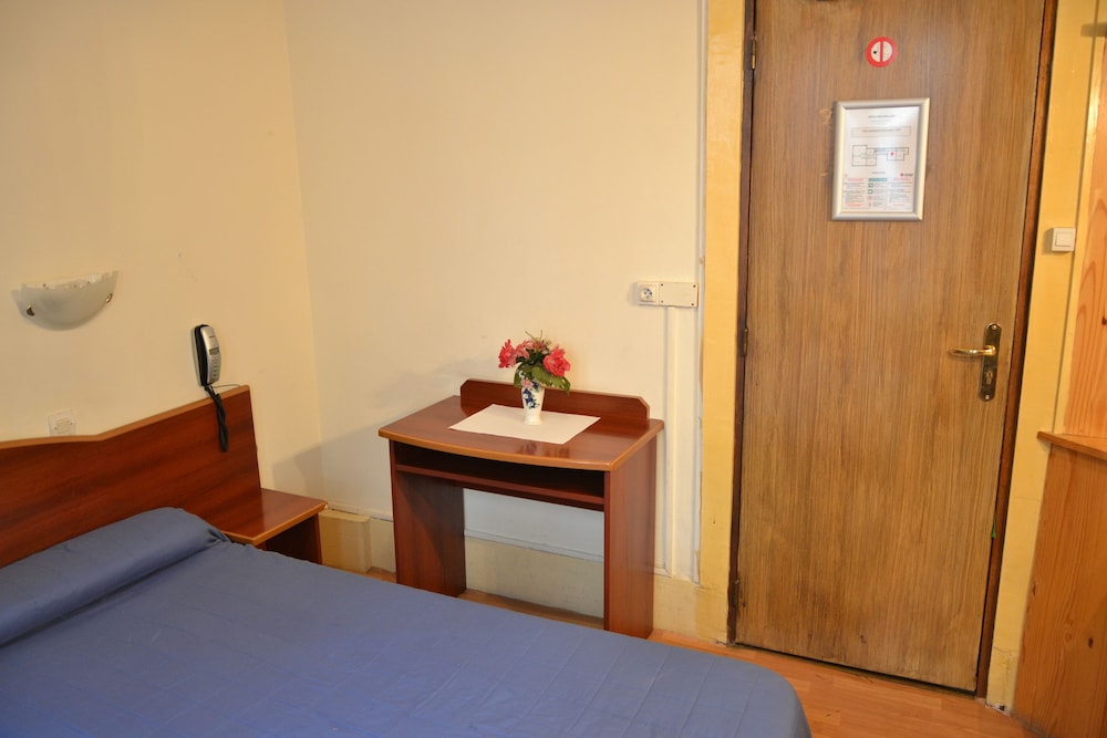 Habitación con 2 camas individuales, baño privado (shared toilets) del hotel Montpellier. Foto 7