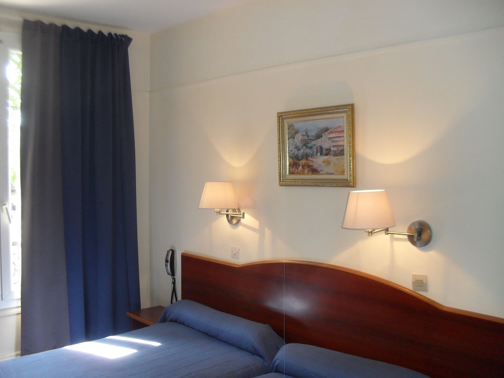 Habitación con 2 camas individuales, baño privado (shared toilets) del hotel Montpellier. Foto 8
