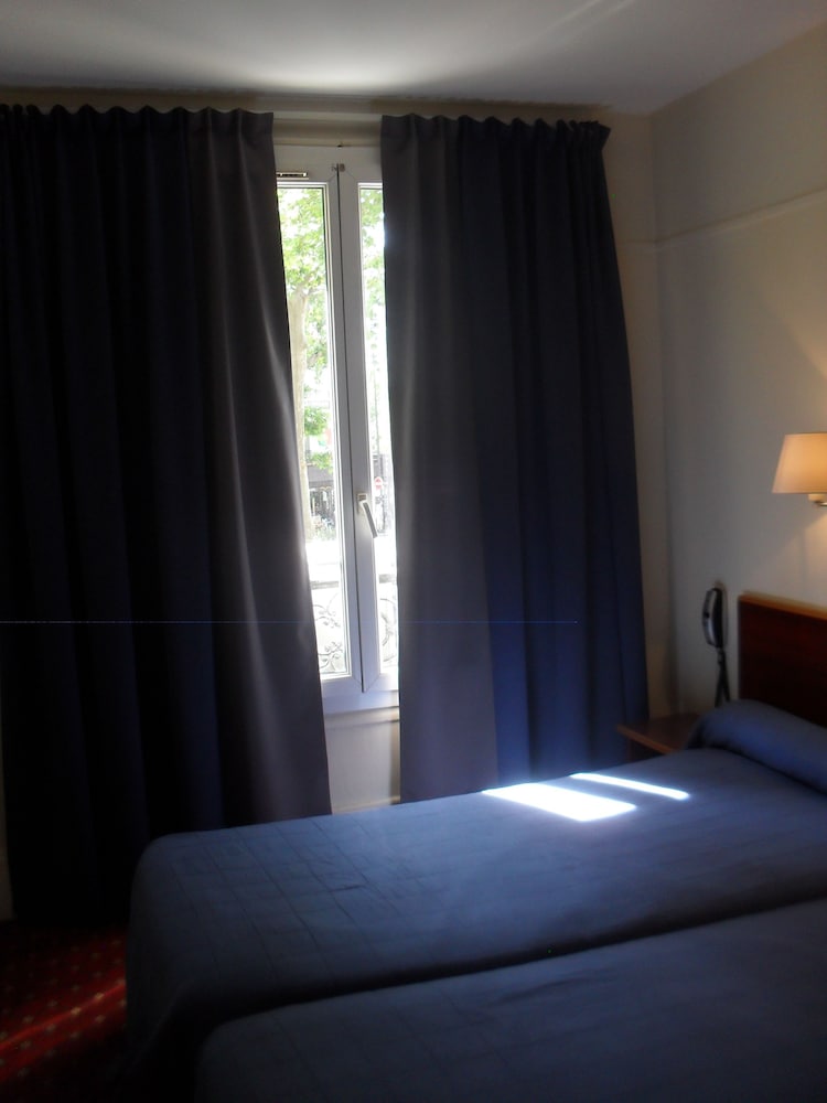 Habitación con 2 camas individuales, baño privado (shared toilets) del hotel Montpellier. Foto 9