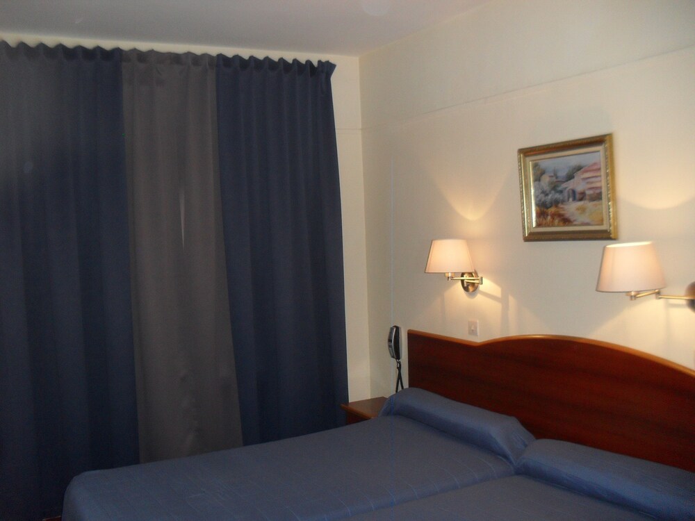 Habitación con 2 camas individuales, baño privado (shared toilets) del hotel Montpellier. Foto 10