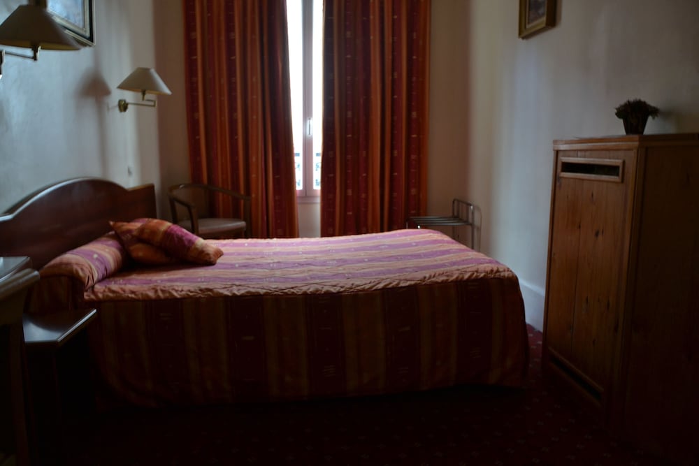 Habitación doble, baño compartido del hotel Montpellier. Foto 6