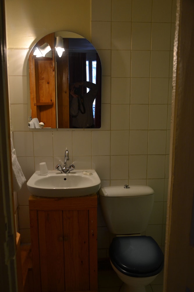 Habitación doble, baño compartido del hotel Montpellier. Foto 13